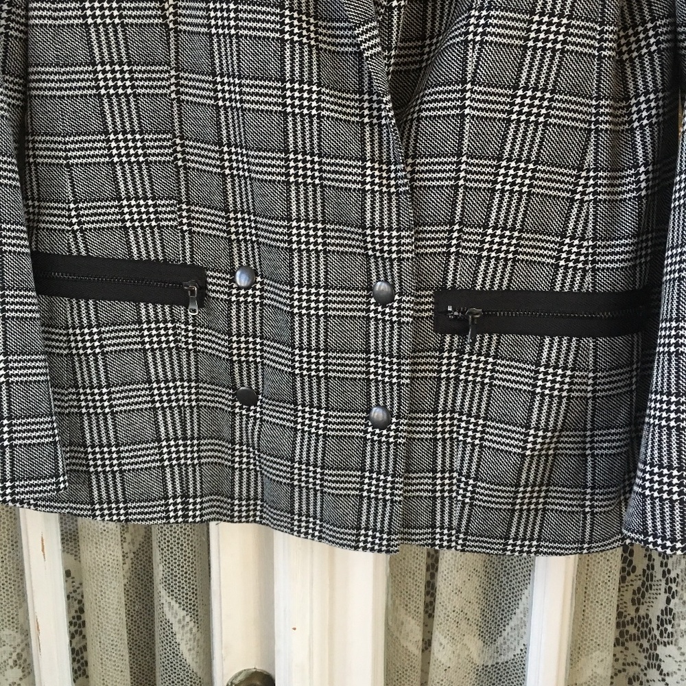 Host Pick: PAIGE "Karissa" Houndstooth Blazer - S - Picture 4 of 8